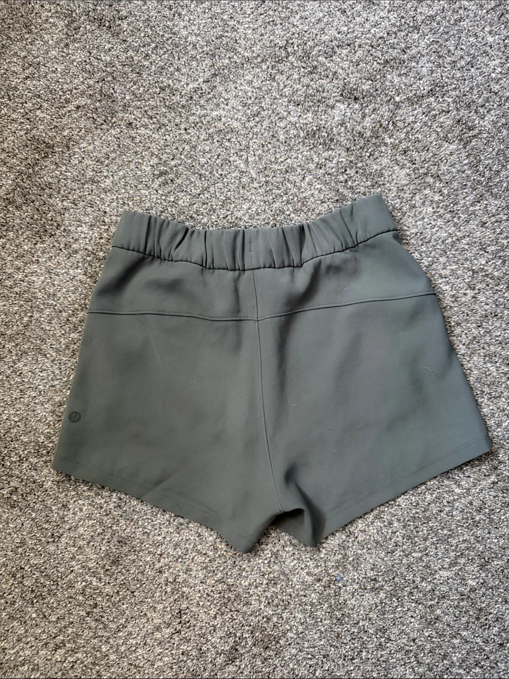 lululemon athletica On The Fly 2.5” mid- rise green short